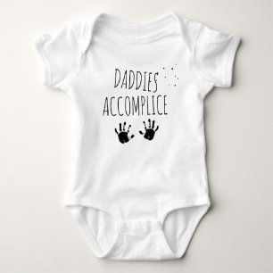 Funny Zitat Baby wachsen, Daddies kleine Komplize Baby Strampler