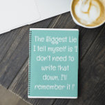 Funny Zitat für vergessene Menschen zu tun, um Spi Notizblock<br><div class="desc">Funny Zitat für vergessene Menschen zu tun, um Spiral-Notebook Liste. Einfach ausgekleidetes aquamarines blaues Notizbuch für Notizen, Listen zu machen, und noch mehr mit einem lustigen Cover-Zitat - "Die größte Lüge, die ich mir erzähle, ist 'Ich brauche das nicht aufzuschreiben. Ich werde mich daran erinnern. Mehr Sammlungen von Funny Quoted...</div>