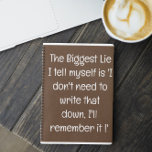 Funny Zitat für vergessene Menschen zu tun, um Spi Notizblock<br><div class="desc">Funny Zitat für vergessene Menschen zu tun, um Spiral-Notebook Liste. Einfach ausgekleidetes aquamarines blaues Notizbuch für Notizen, Listen zu machen, und noch mehr mit einem lustigen Cover-Zitat - "Die größte Lüge, die ich mir erzähle, ist 'Ich brauche das nicht aufzuschreiben. Ich werde mich daran erinnern. Mehr Sammlungen von Funny Quoted...</div>