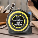 Funny Zitat Ich bin ein Beruflicher ich habe ein Maßband<br><div class="desc">Witziges Zitat,  ich bin ein Beruflicher,  ich habe ein Tape Measure. Weißer,  lustiger Text auf schwarz-gelb Hintergrund. Großartig als lustiges Geschenk für einen Mann oder eine Frau.</div>