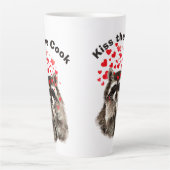Funny Zitat Kiss der Koch Niedliche Raccoons, Tier Milchtasse (Vorderseite)