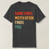 Funny Zitat Manchmal Motivation findet Sie T-Shirt (Design vorne)