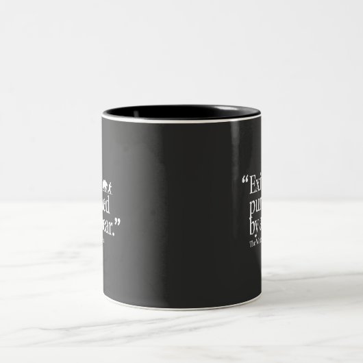 Funny Zitat modern Minimalistisch verfolgt von Bär Zweifarbige Tasse (Mittel)