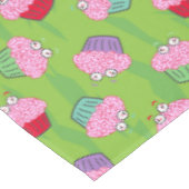 Funny Zombie Brains Cupcake Muster Tischdecke (Schrägansicht)