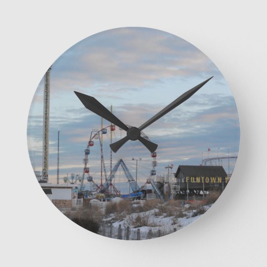 Funtown Pier-Küsten-Höhen Runde Wanduhr (Vorderseite)