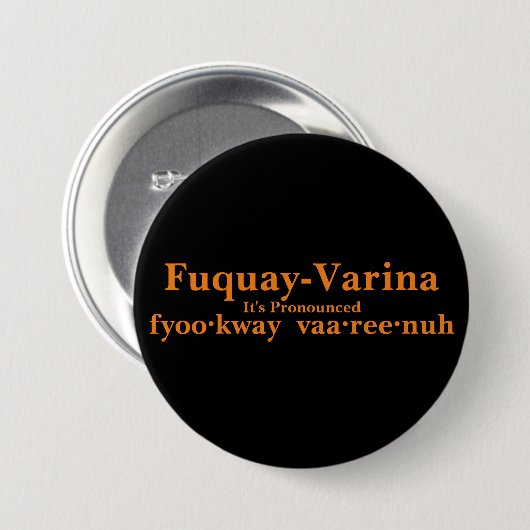 Fuquay-Varina Es ist... Button (Vorne & Hinten)