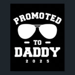 Für Daddy 2025 angekündigte Schwangerschaft Poster<br><div class="desc">Befördert zu Daddy 2025 Schwangerschaft Ankündigung Geschenk. Perfektes Geschenk für Ihren Vater,  Mama,  Papa,  Männer,  Frauen,  Freunde und Familienmitglieder am Erntedank Tag,  Weihnachten,  Muttertag,  Vatertag,  4. Juli,  1776 Unabhängiger Tag,  Veteranen Tag,  Halloween,  Patrick's Day</div>