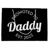 Für Daddy Est befördert. 2022 I Große Geschenktüte (Rückseite)