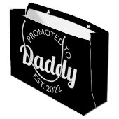 Für Daddy Est befördert. 2022 I Große Geschenktüte (Rückseite Schrägansicht)