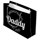 Für Daddy Est befördert. 2022 I Große Geschenktüte (Vorderseite Schrägansicht)