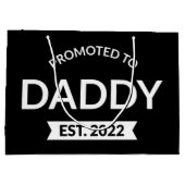 Für Daddy Est befördert. 2022 II Große Geschenktüte (Rückseite)