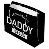 Für Daddy Est befördert. 2022 II Große Geschenktüte (Rückseite Schrägansicht)