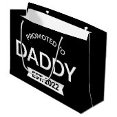 Für Daddy Est befördert. 2022 II Große Geschenktüte (Vorderseite Schrägansicht)