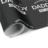 Für Daddy Est befördert. 2024 Geschenkpapier (Rolleneckpunkt)