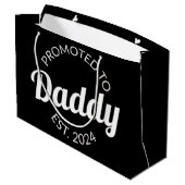 Für Daddy Est befördert. 2024 I Große Geschenktüte (Rückseite Schrägansicht)