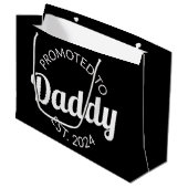 Für Daddy Est befördert. 2024 I Große Geschenktüte (Vorderseite Schrägansicht)