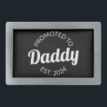 Für Daddy Est befördert. 2024 I Rechteckige Gürtelschnalle<br><div class="desc">Cooles Design, perfekt für jeden neuen Papa. Phantastische Art, Ihrem Mann eine Schwangerschaft anzukündigen! 'Promoted to daddy est 2024' lustiges Zitat für jeden Mann, der bereits Lieben sein Kind. Geben Sie das Ihrem Mann am Tag des Vaters oder kaufen Sie diese Kunst, wenn Sie der beste neue Vater der Welt...</div>