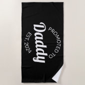 Für Daddy Est befördert. 2024 I Strandtuch (Vorderseite)