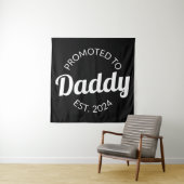 Für Daddy Est befördert. 2024 I Wandteppich (Beispiel)
