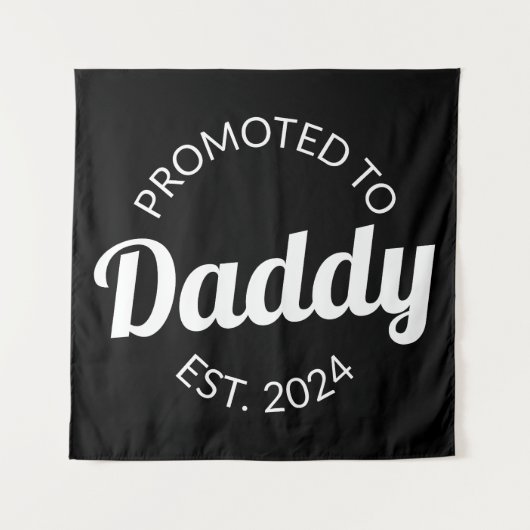Für Daddy Est befördert. 2024 I Wandteppich (Vorderseite)