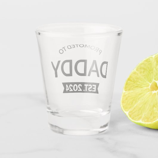 Für Daddy Est befördert. 2024 Schnapsglas (Rückseite)