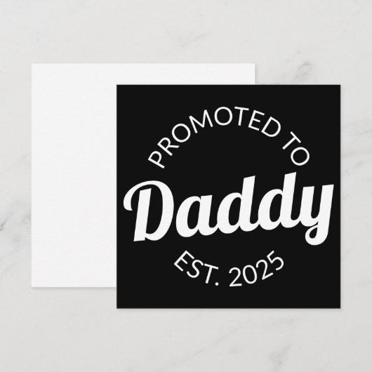 Für Daddy Est befördert. 2025 Ankündigung (Vorne/Hinten)