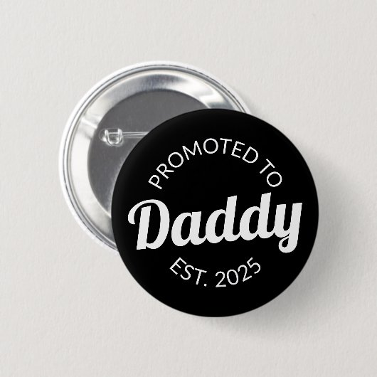 Für Daddy Est befördert. 2025 Button (Vorne & Hinten)