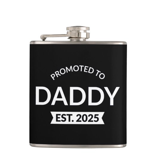Für Daddy Est befördert. 2025 Flachmann (Vorderseite)