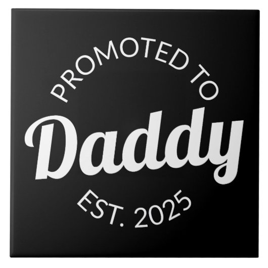 Für Daddy Est befördert. 2025 Fliese (Vorderseite)