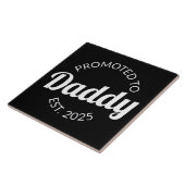 Für Daddy Est befördert. 2025 Fliese (Seite)