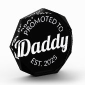 Für Daddy Est befördert. 2025 Fotoblock (Links)