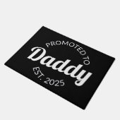 Für Daddy Est befördert. 2025 Fußmatte (Schrägansicht)