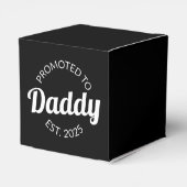 Für Daddy Est befördert. 2025 Geschenkschachtel (Rückseite)