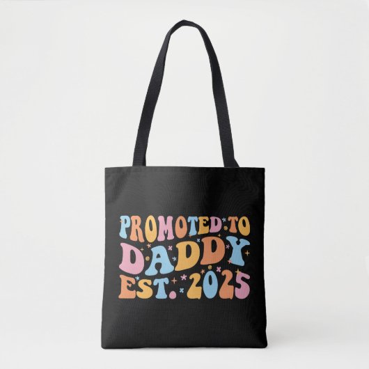 Für Daddy Est befördert. 2025 III Tasche (Vorderseite)