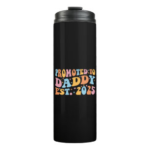 Für Daddy Est befördert. 2025 III Thermosbecher
