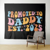 Für Daddy Est befördert. 2025 III Wandteppich (Beispiel (Horizontal))