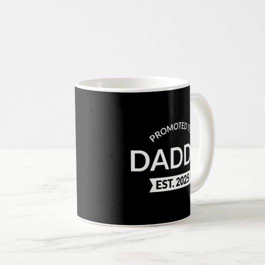 Für Daddy Est befördert. 2025 Kaffeetasse (VorderseiteRechts)