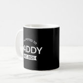 Für Daddy Est befördert. 2025 Kaffeetasse (Vorderseite Links)