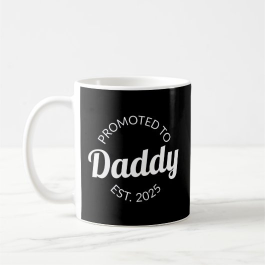 Für Daddy Est befördert. 2025 Kaffeetasse (Links)