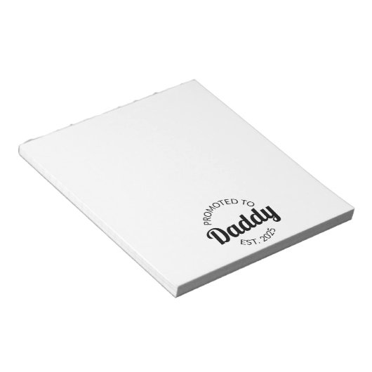 Für Daddy Est befördert. 2025 Notizblock (angewinkelt)