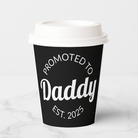 Für Daddy Est befördert. 2025 Pappbecher (Vorderseite)