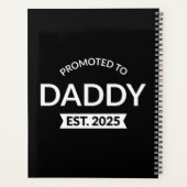 Für Daddy Est befördert. 2025 Planer (Rückseite)