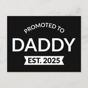 Für Daddy Est befördert. 2025 Postkarte