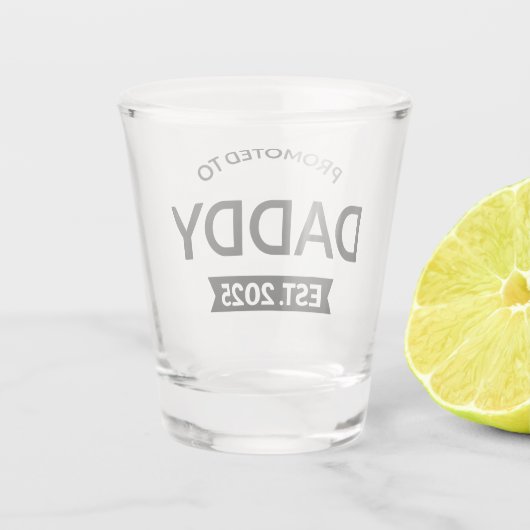 Für Daddy Est befördert. 2025 Schnapsglas (Rückseite)