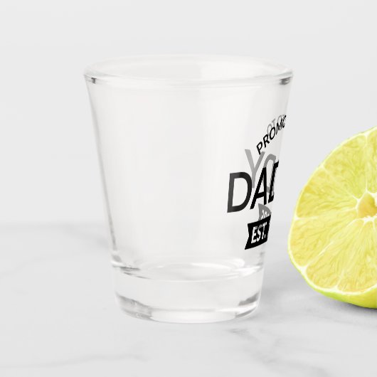 Für Daddy Est befördert. 2025 Schnapsglas (Links)