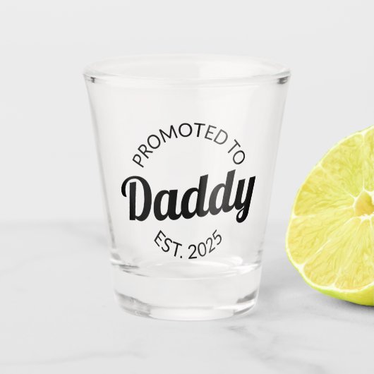 Für Daddy Est befördert. 2025 Schnapsglas (Vorderseite)