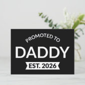 Für Daddy Est befördert. 2026 Einladung (Stehend Vorderseite)