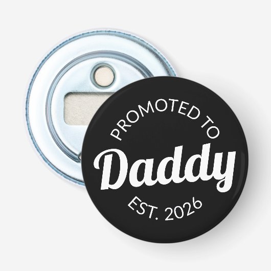 Für Daddy Est befördert. 2026 Flaschenöffner (Vorderseite)