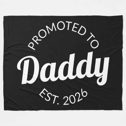 Für Daddy Est befördert. 2026 Fleecedecke (Vorderseite (Horizontal))