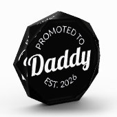 Für Daddy Est befördert. 2026 Fotoblock (Links)